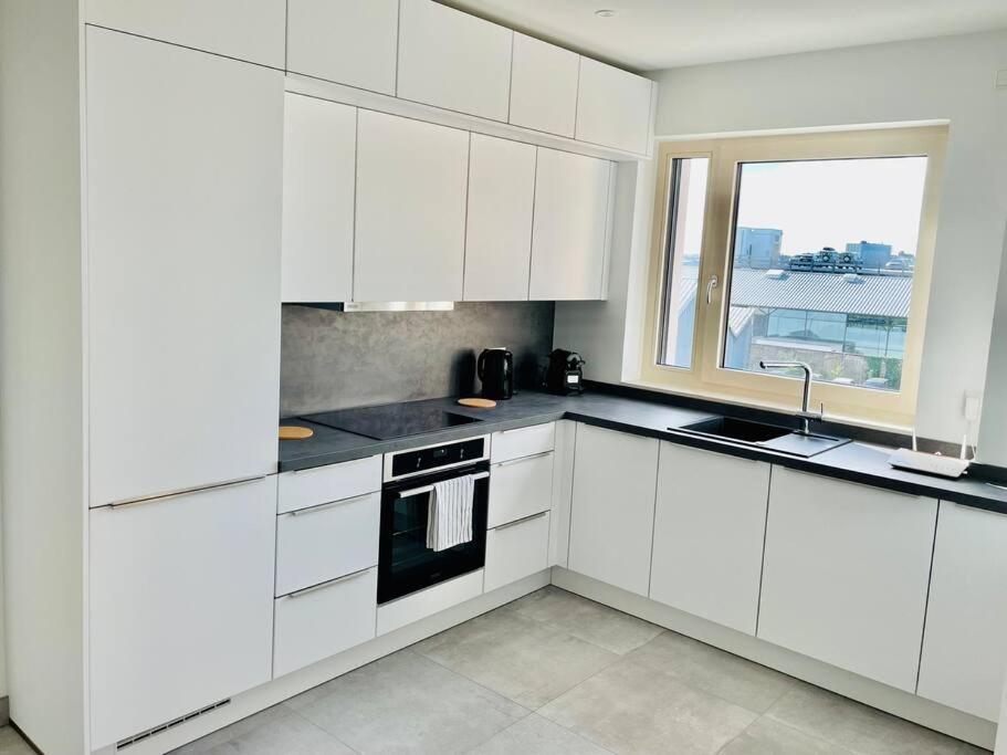 Apartment Large 1 Bedroom In Center-terrace & Parking 142-100 *